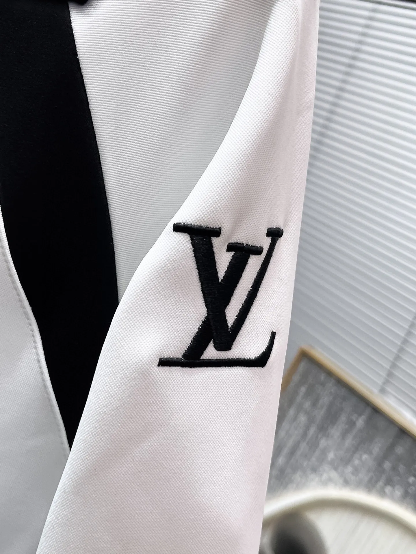 🅿️720 LV hot-selling suit is coming. Focus on the original version of the official website. 2025 new hot-selling cardigan suit. The original order is the best. 🇭🇰The meticulous work of top designers. It has a fitting and perfect upper body effect. All-natural high-quality Tencel Roman cotton 100%, close-fitting comfort, noble and elegant! Original hardware embodies elegance and nobility! Counter size: M-3XL (maximum wear up to 190 pounds)